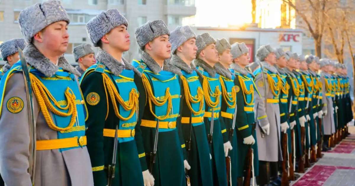 Елордада әскери қызметшілер Әлия Молдағұлованың ескерткішіне гүл шоқтарын қойды