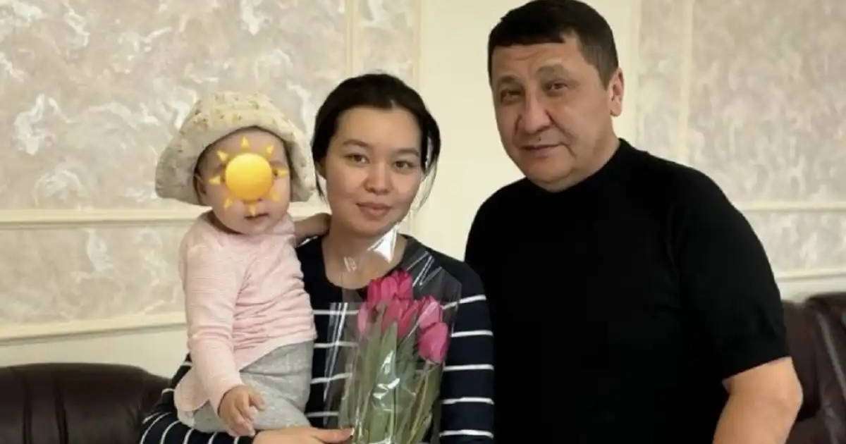 Әуежайда кепілге алынған қыз құтқарушысымен бірге түскен суретін жариялады