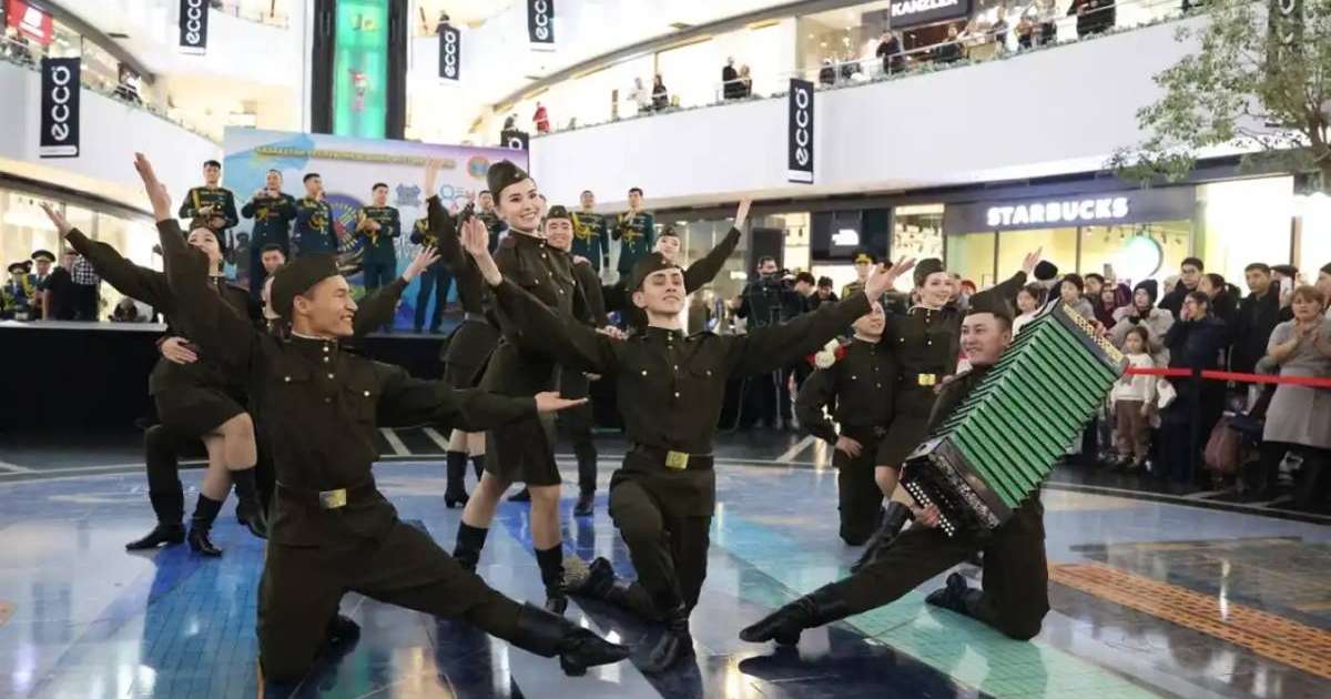 «Жеңіске 100 күн қалғанда»: Ұландықтар елордалықтарды тәнті етті