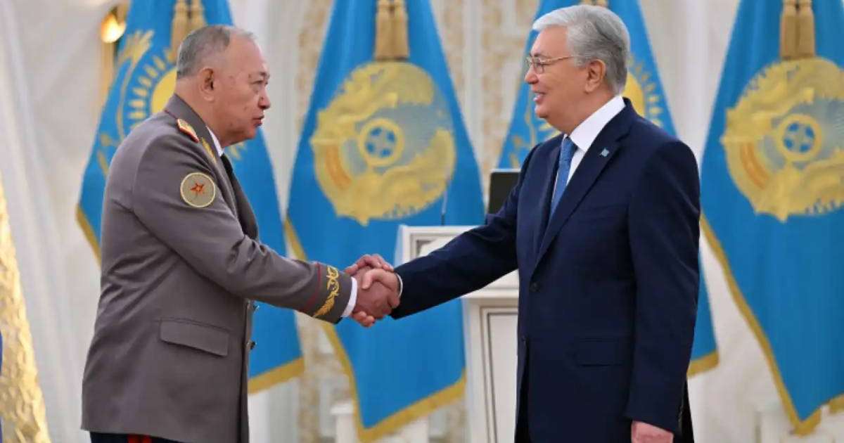 Президент Сәт Тоқпақбаевқа Алтын жұлдыз бен «Отан» ордендерін табыстады