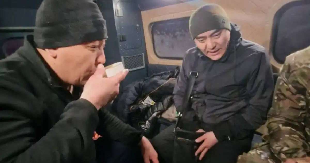 Абай облысында қар құрсауында қалған екі көлік құтқарылды