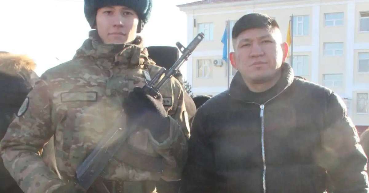 Қуат Хамитов  інісін әскерге жіберді