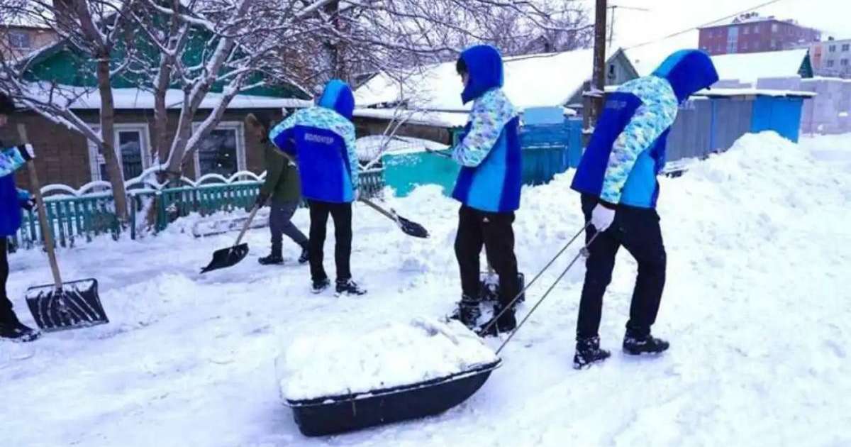 Елордалық еріктілер ардагерлер ауласын қардан тазартты