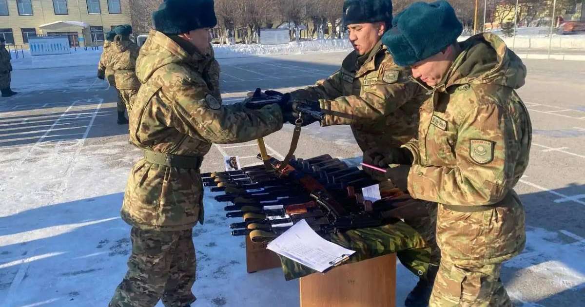 Жас сарбаздарға қару табысталды