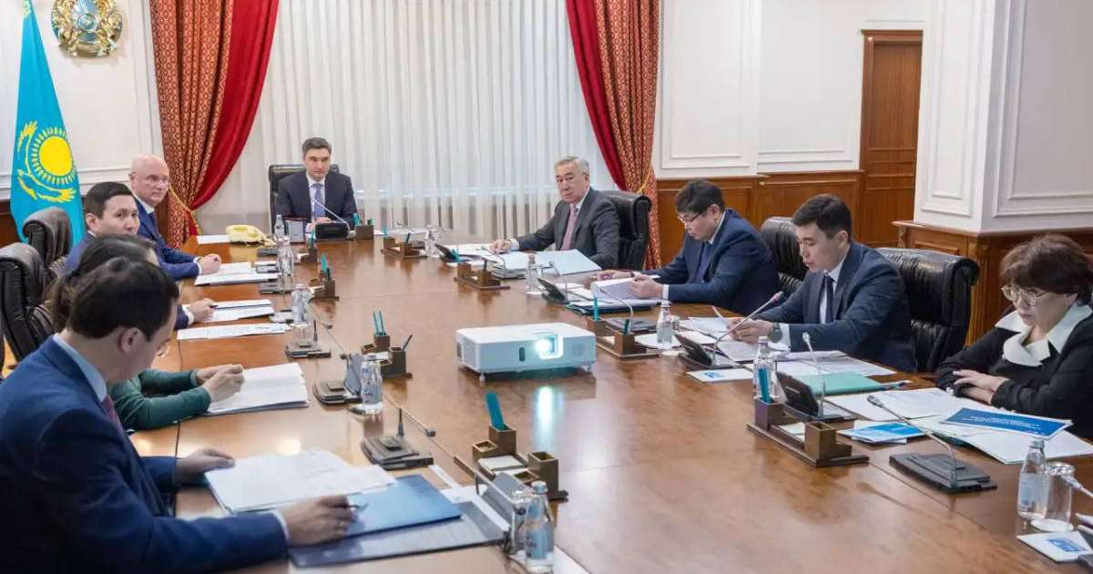 Олжас Бектенов қолжетімді баспана мәселесі бойынша кеңес өткізді