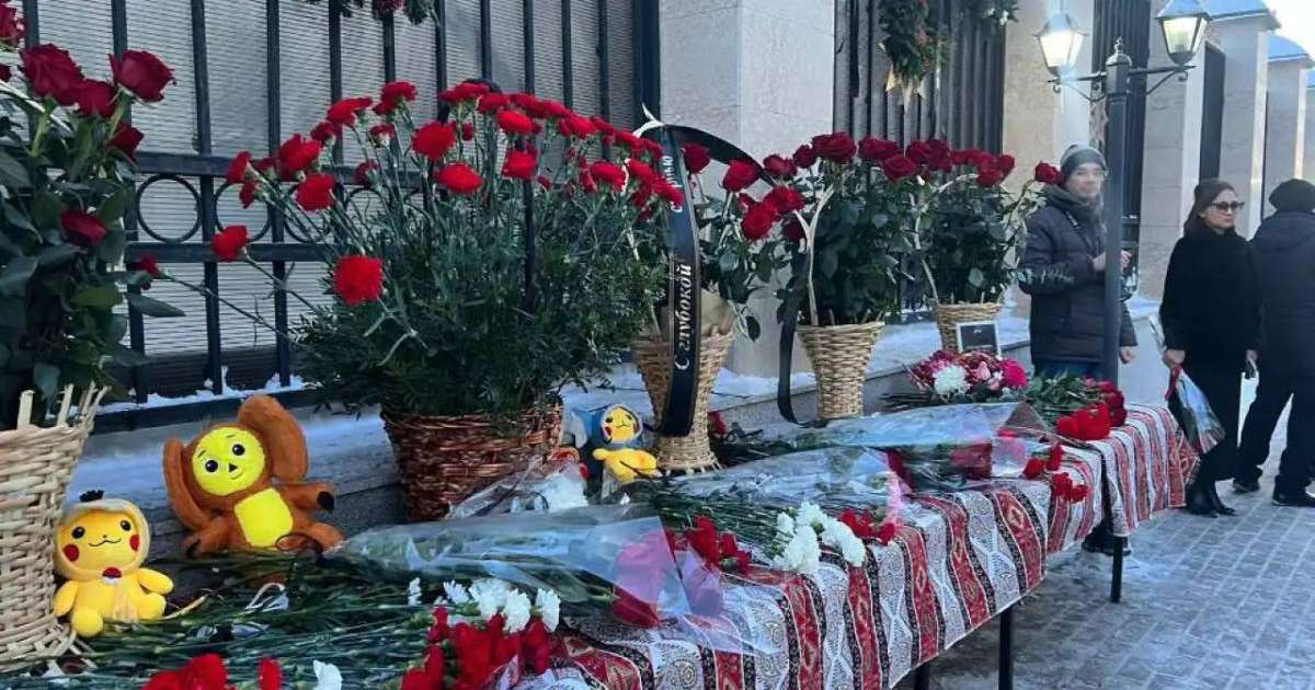 Елордалықтар Қазақстандағы Әзербайжан елшілігіне гүл шоқтарын қойып жатыр