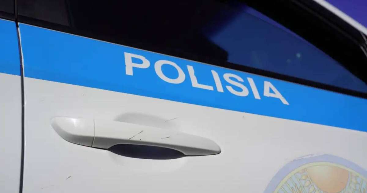 Полицейлер қар құрсауында қалған 300-ден астам жүргізушіге көмектесті