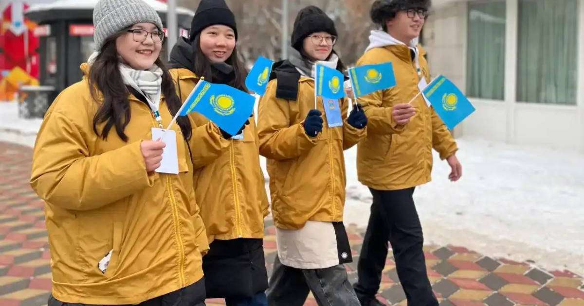 Волонтерлер астаналықтарды алдағы Тәуелсіздік күні мерекесімен құттықтады