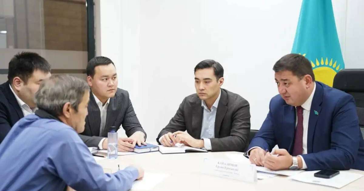 Ерлан Каналимов мәслихатта қала тұрғындарын қабылдады