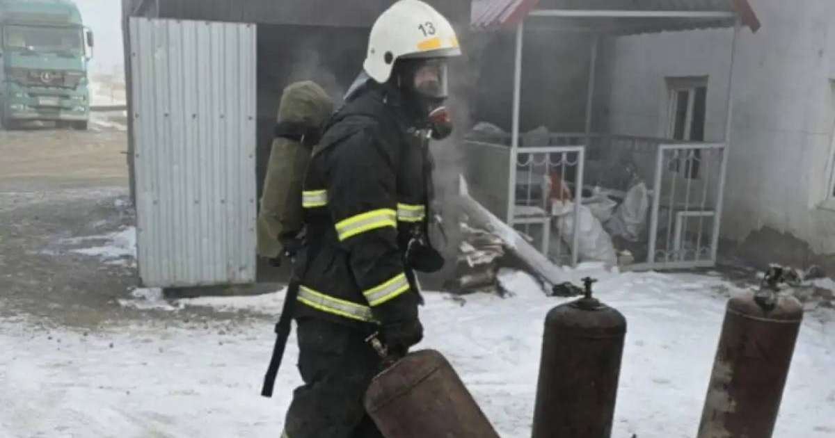 Павлодар облысында 13 газ баллоны өрт кезінде сыртқа шығарылды