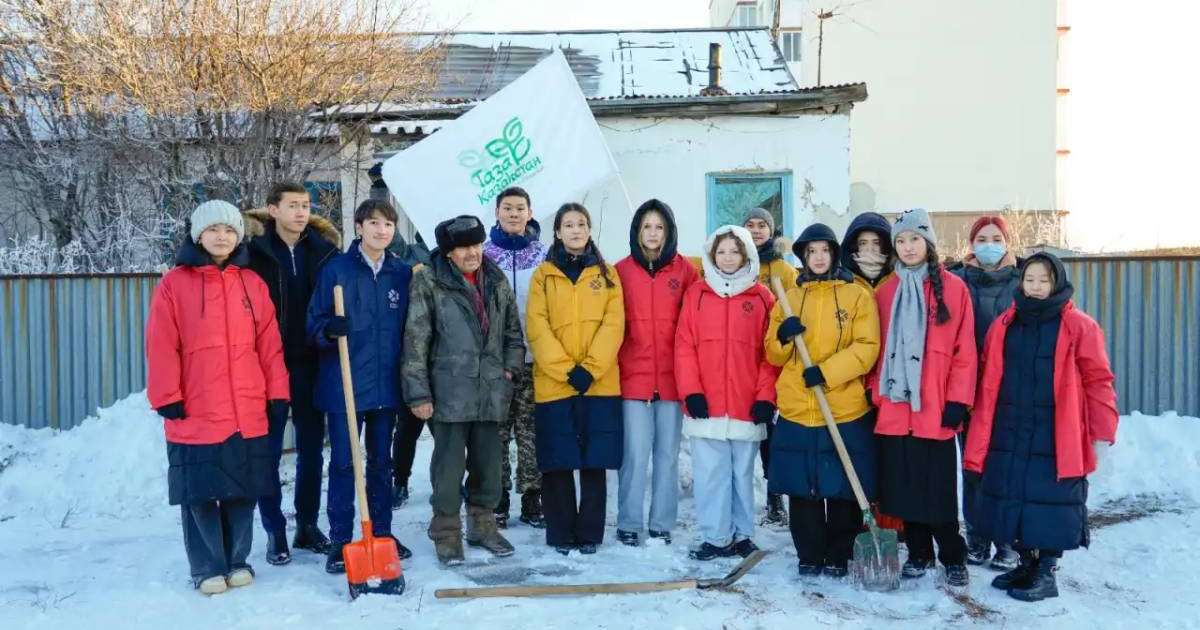 Астаналық еріктілер қар күреп, қарттарға көмек көрсетті