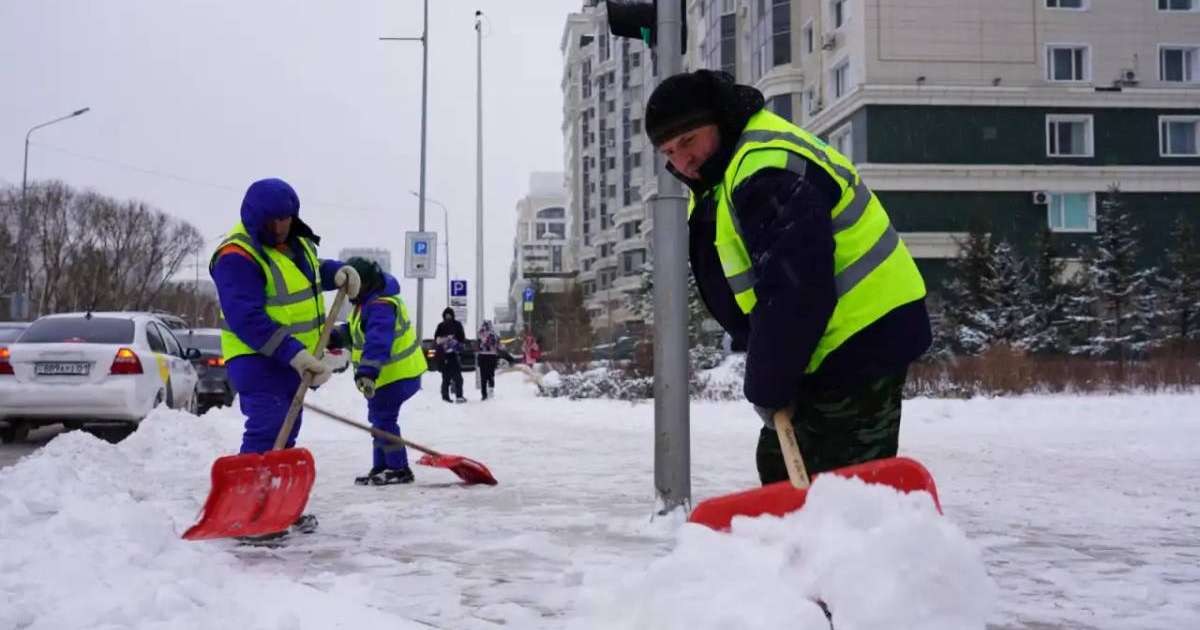Астанада 2 мыңнан астам жұмысшы қар күреуге шықты