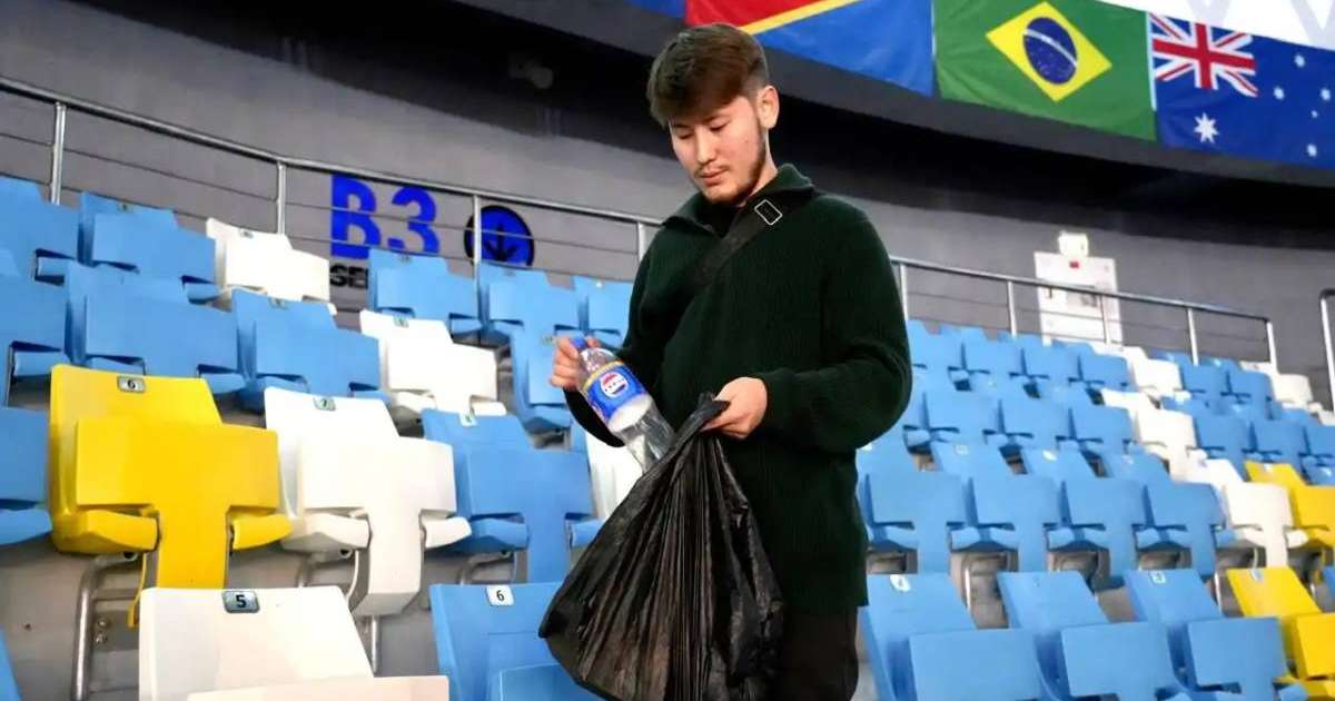 Самбодан Әлем чемпионаты: еріктілер жарыстан кейін спорт сарайында қоқысты жинады