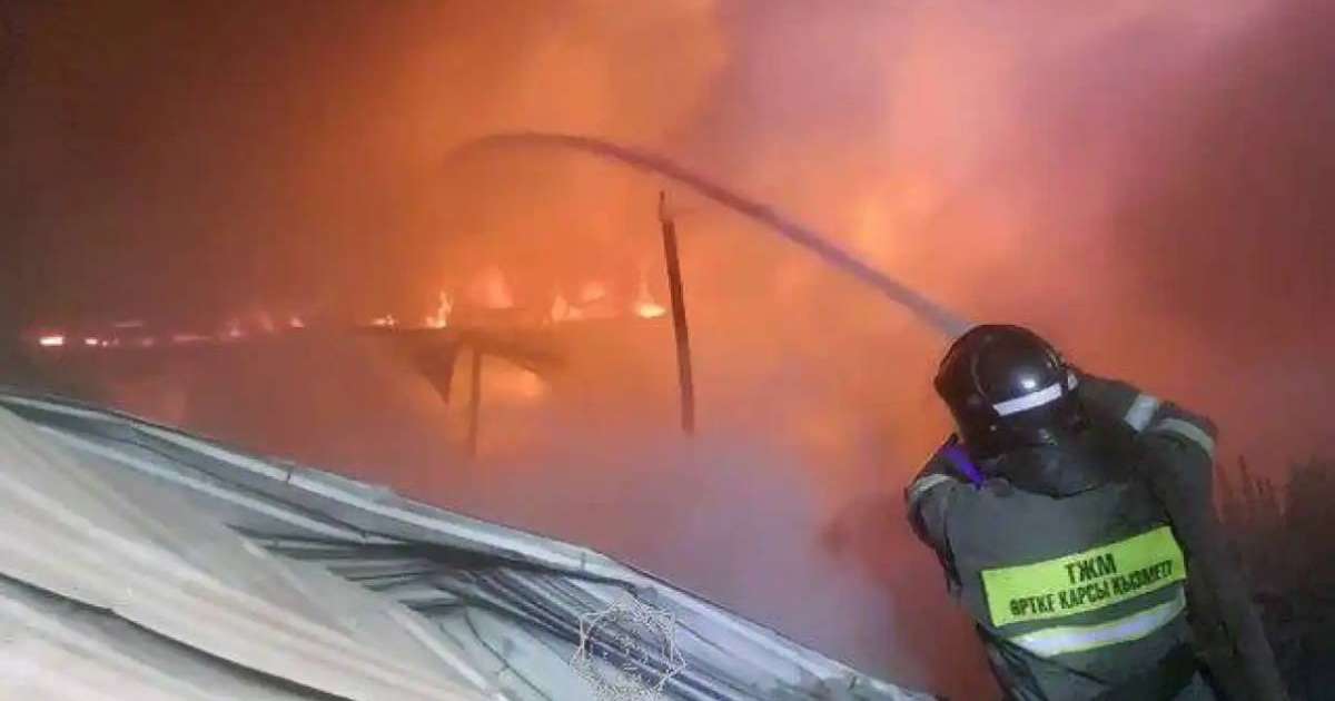 Оралда азық-түлік дүкені өртеніп, 20 адам эвакуацияланды