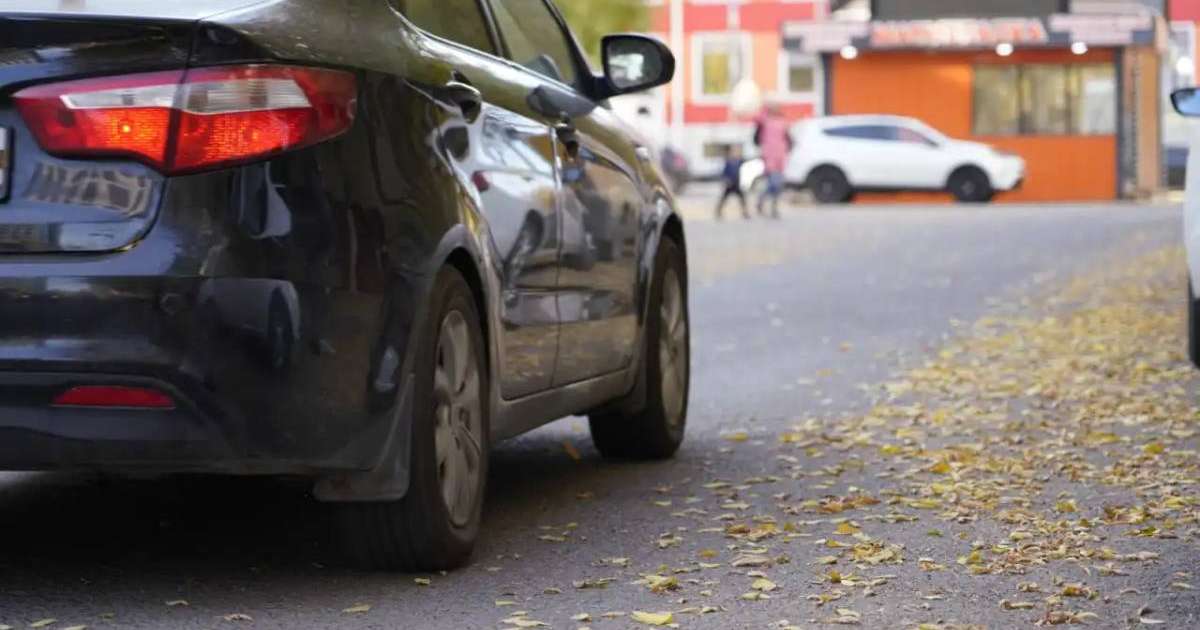 Көлік нөмірін қағазбен жауып қойған азамат жүргізуші құқығынан айырылды