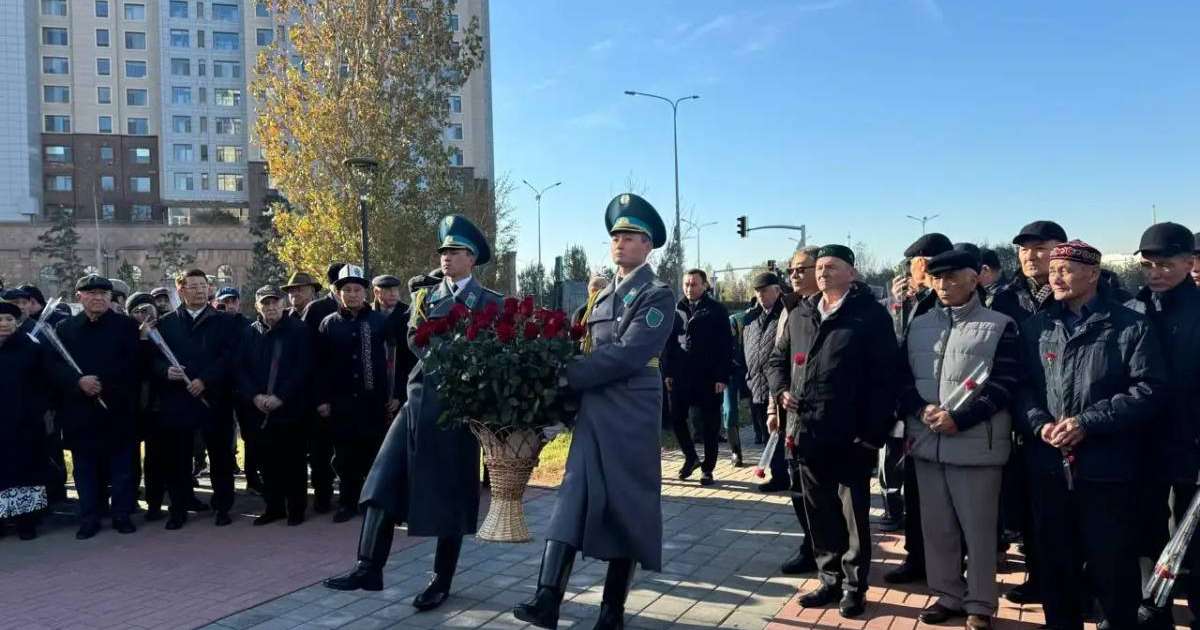 Астаналықтар Рақымжан Қошқарбаевтың ескерткішіне гүл шоқтарын қойды