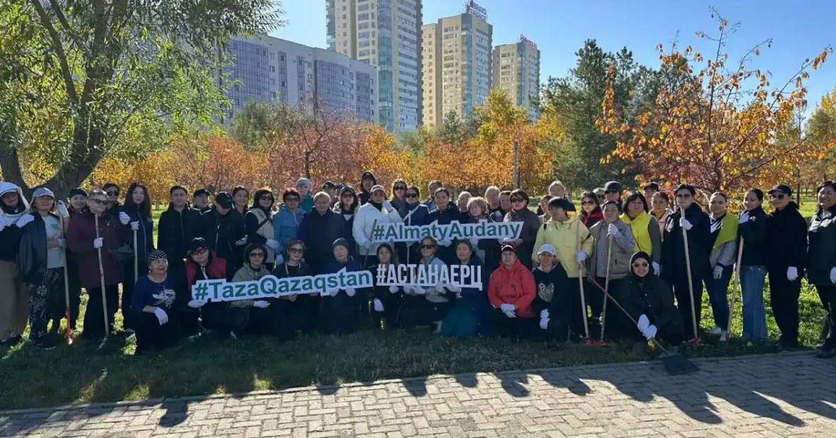 «Таза Қазақстан»: Астаналықтар саябақты қоқыстан тазартты