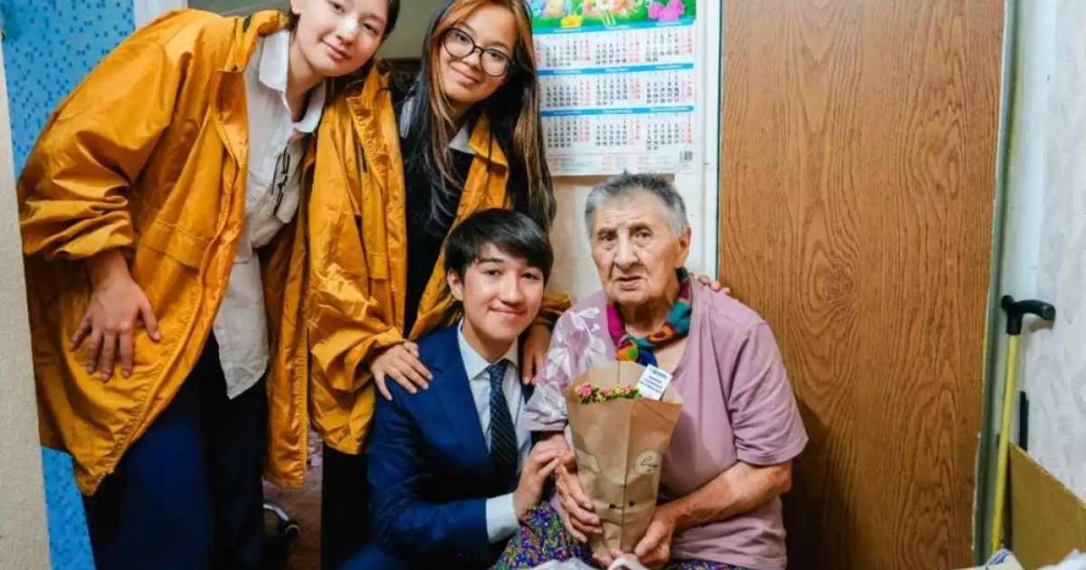 Елордалық еріктілер зейнеткерлерге азық-түлік себеттерін таратты