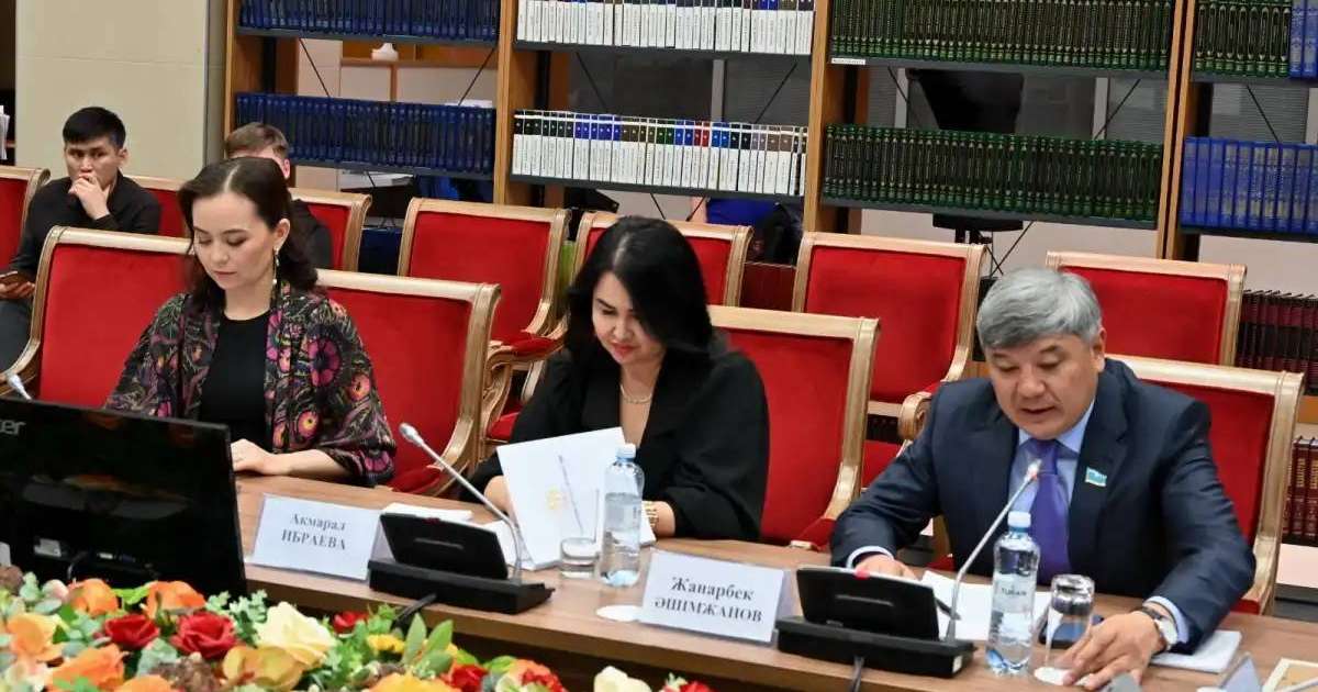 «Егемендік – ел болашағының бастауы»: Республика күніне орай елордада дөңгелек үстел өтті