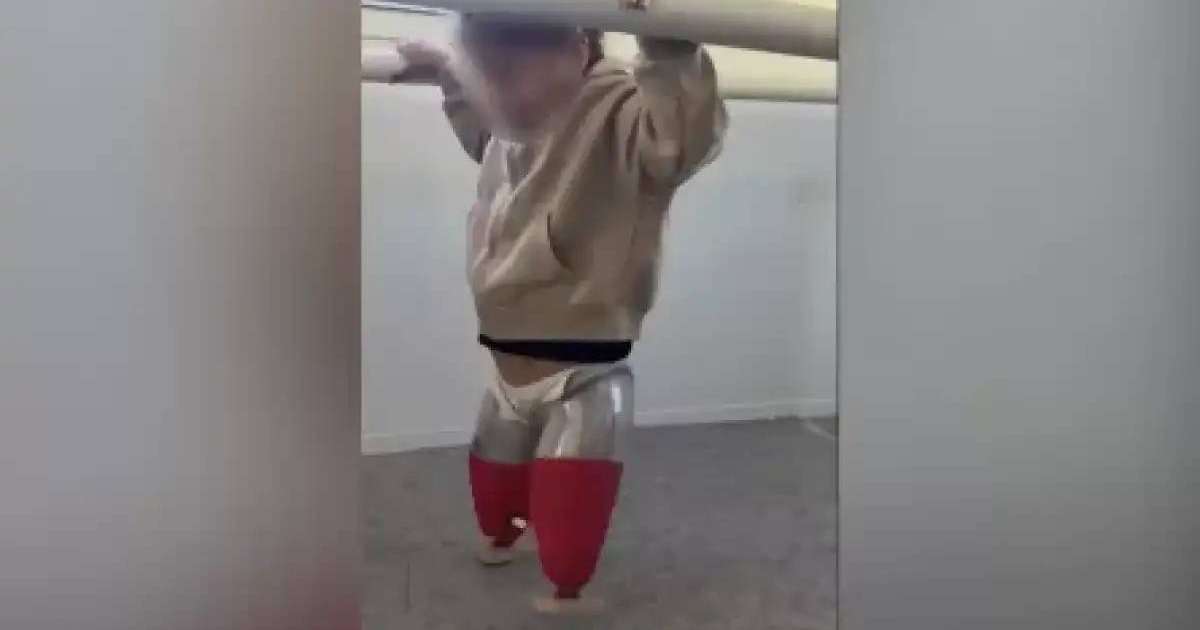 Автобус апатынан екі аяғынан айырылған бүлдіршін протезбен алғашқы қадамын жасады