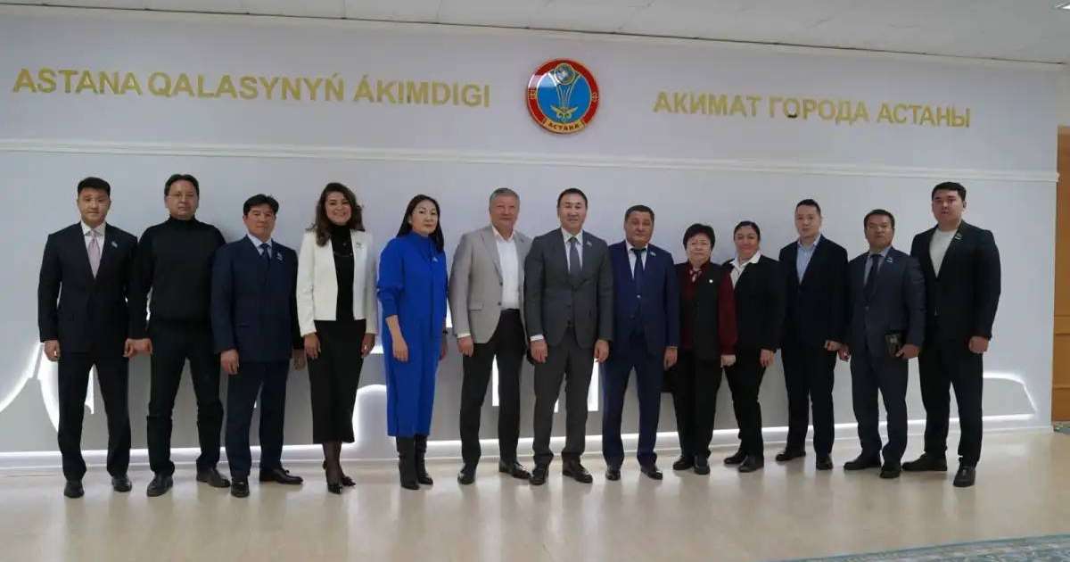 Астана қалалық мәслихатының депутаттары магистранттармен кездесті
