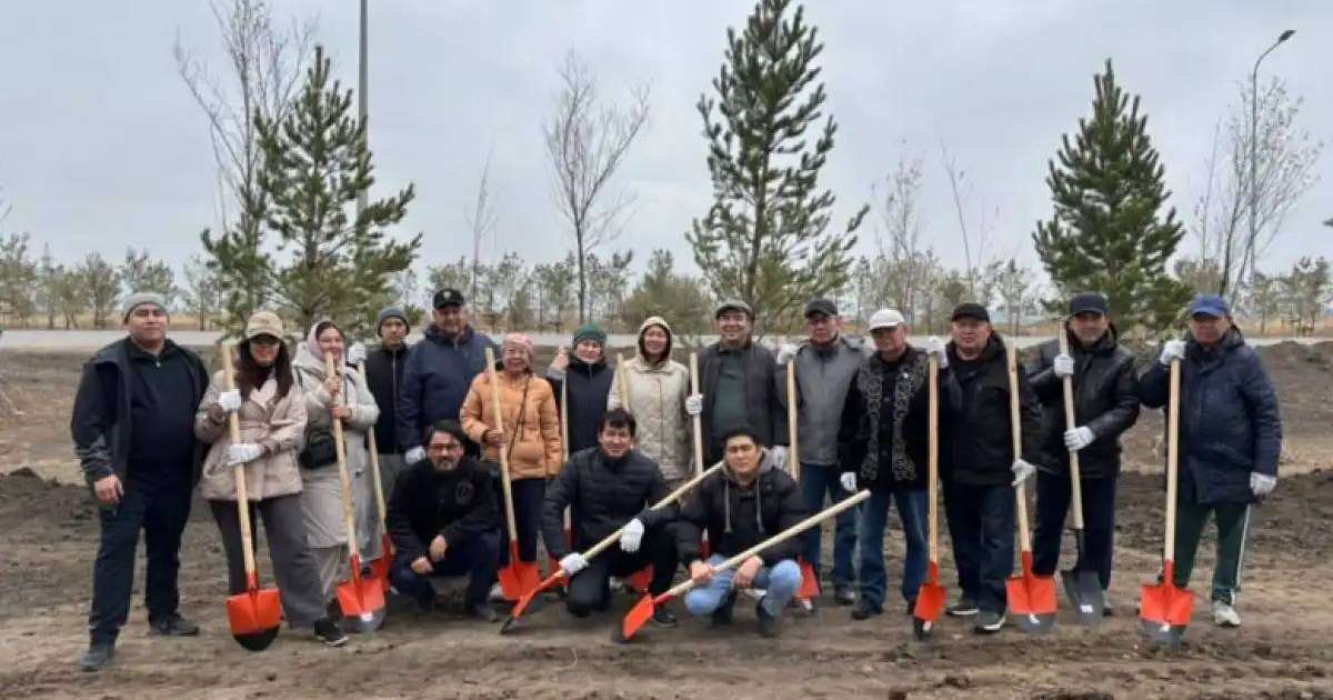 Зиялы қауым өкілдері елорданың «Есіл» ауданында 100 түп ағаш көшетін отырғызды