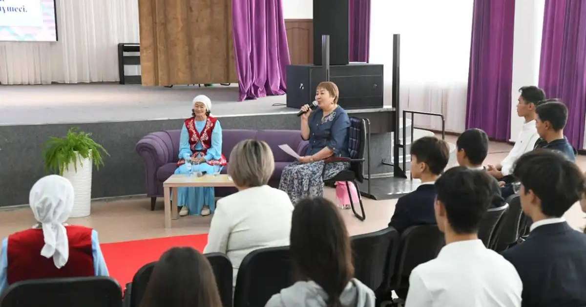 Астанада Абай Құнанбайұлының ұрпағы оқушылармен кездесті