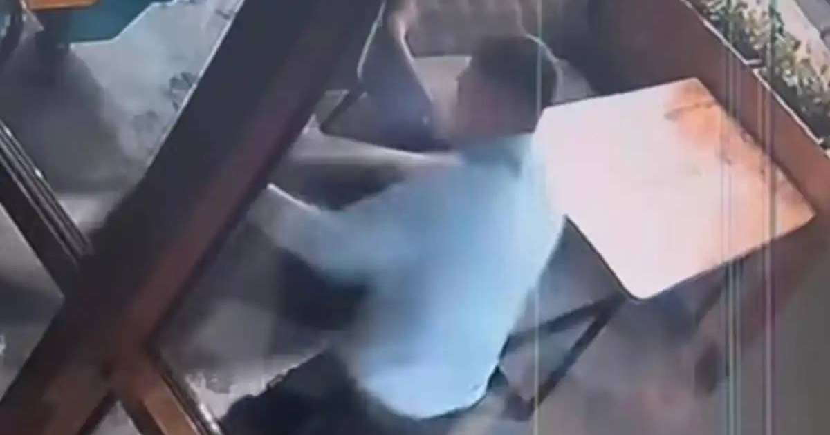 Есікті бүлдірген: Елордада белгісіз ер адам балалар кафесін бұзып кірмек болған