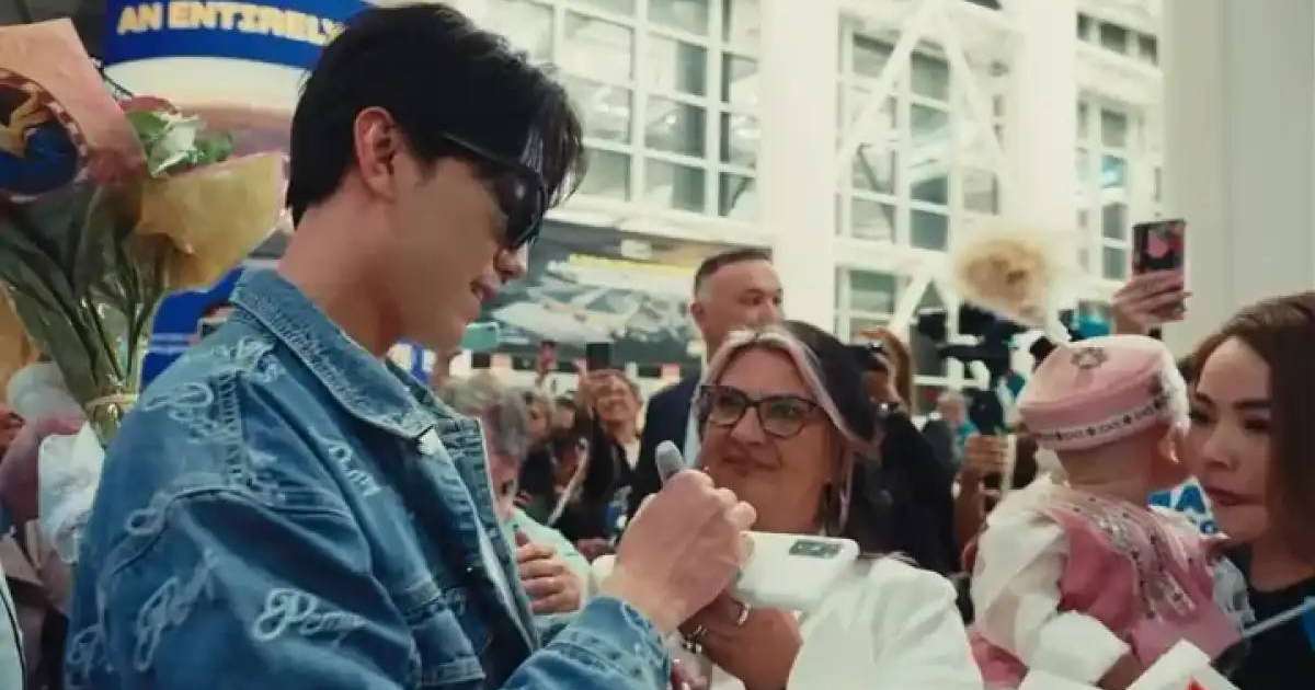 Димаш Құдайбергенді Нью-Йорк әуежайында жанкүйерлері жылы қарсы алды