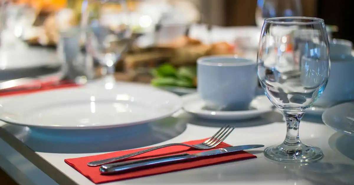 «Келгенше қонақ ұялады, келген соң...»: Оралда мейрамхана қызметіне қатысты дау туындады