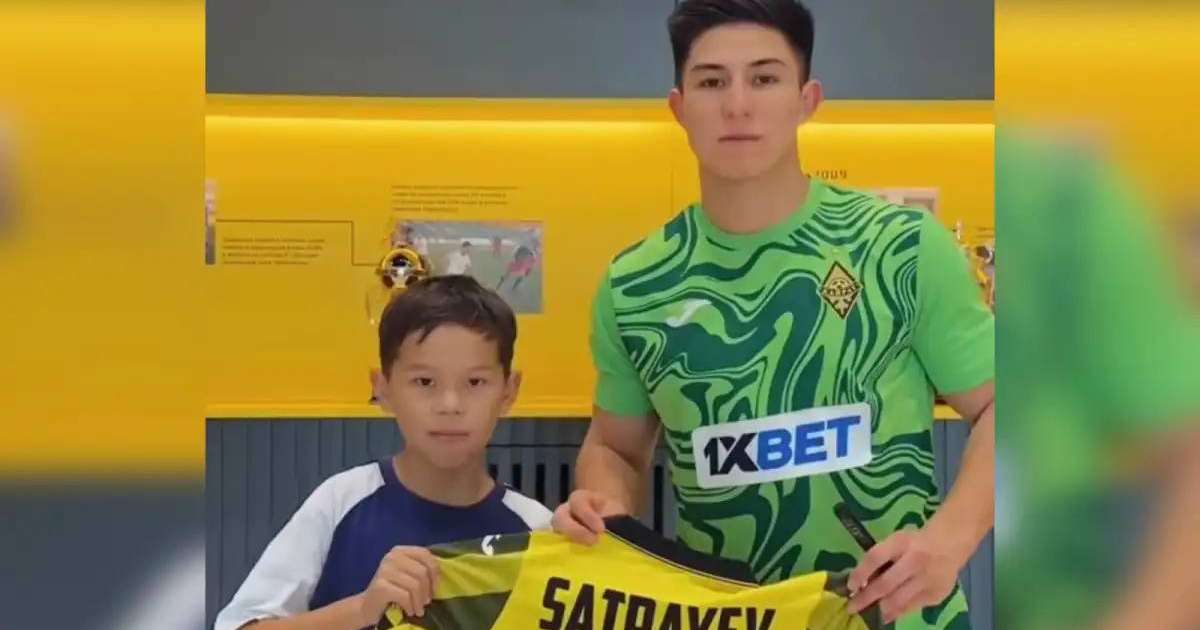 Арманы орындалды: изолентамен жейде жасаған жанкүйеріне Дастан Сәтпаев жейдесін сыйлады