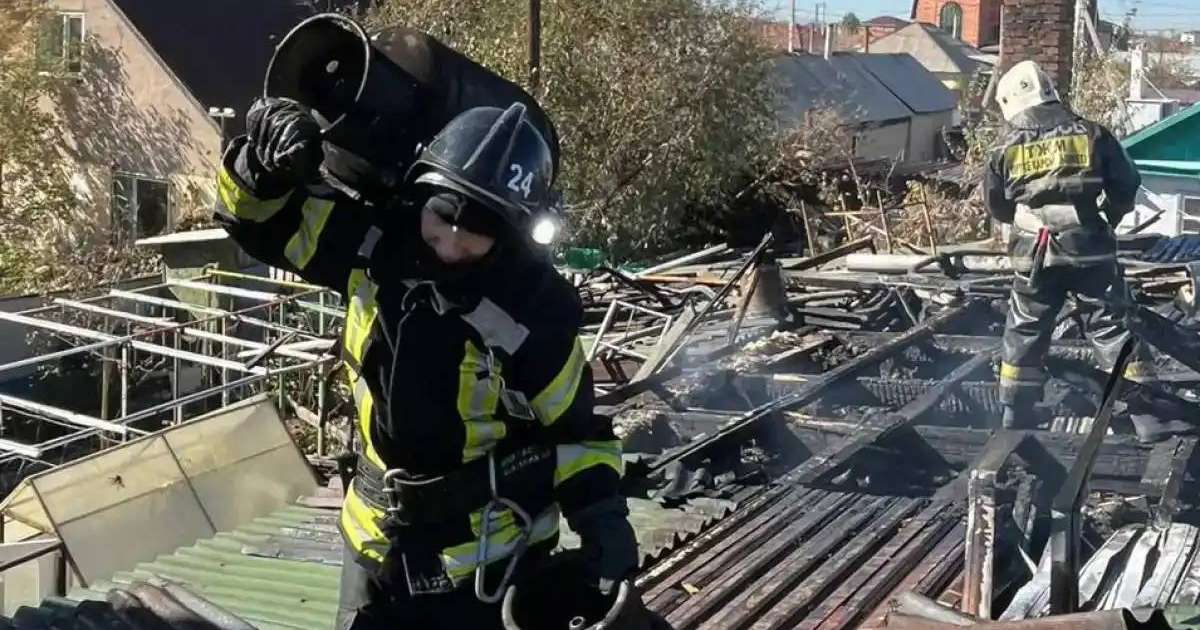 Астаналық құтқарушылар өрттен үш газ баллонын алып шықты (ВИДЕО)