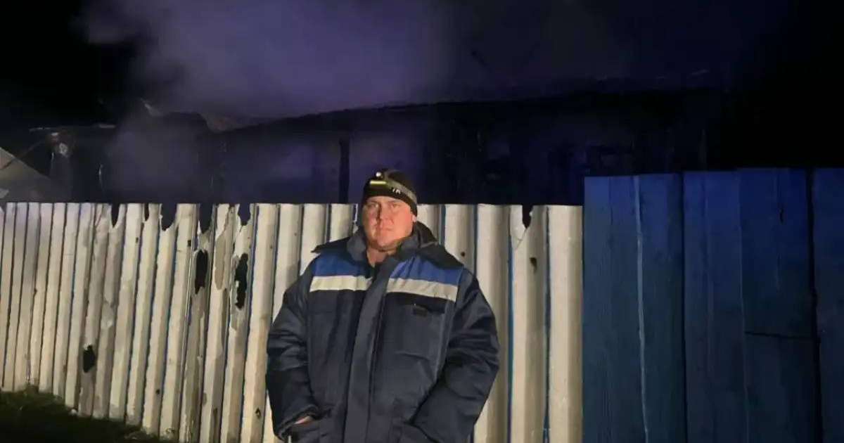 ШҚО-да ер адам өртеніп жатқан үйден көршісінің екі баласын құтқарып қалды