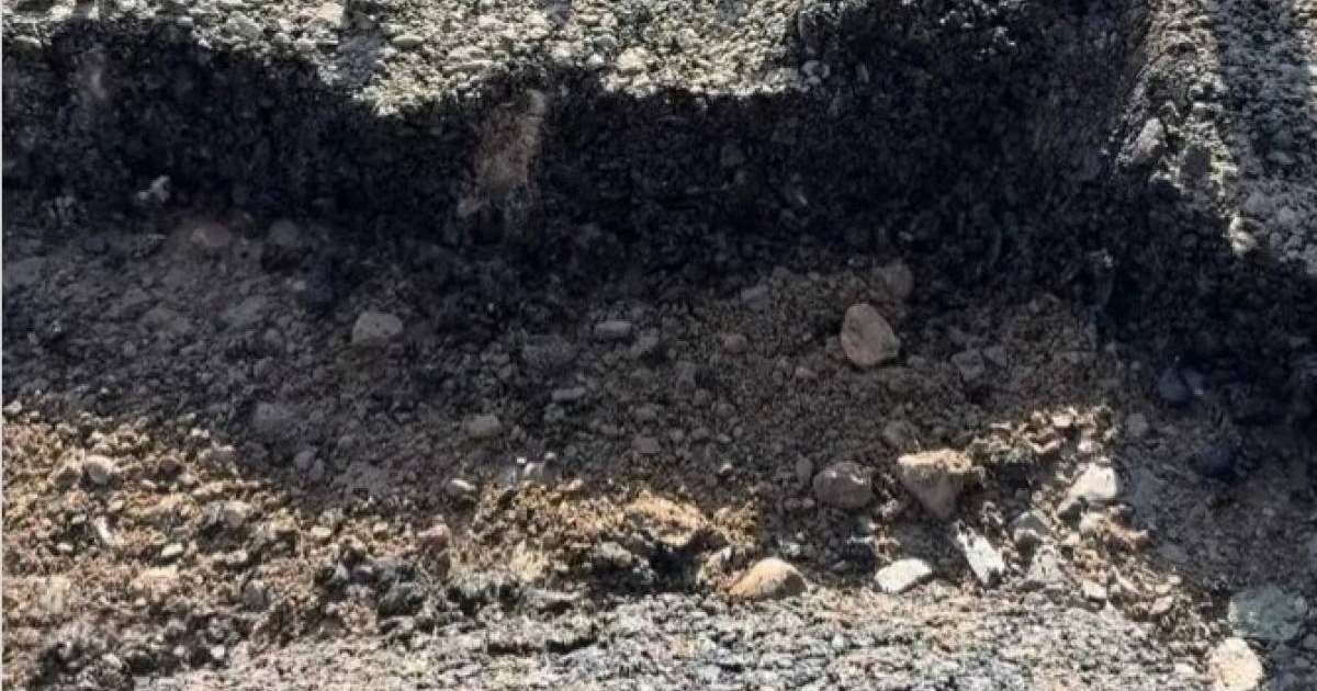 Абай облысында әкім сапасыз салынған асфальтты қопарып, жұмысты тоқтатты