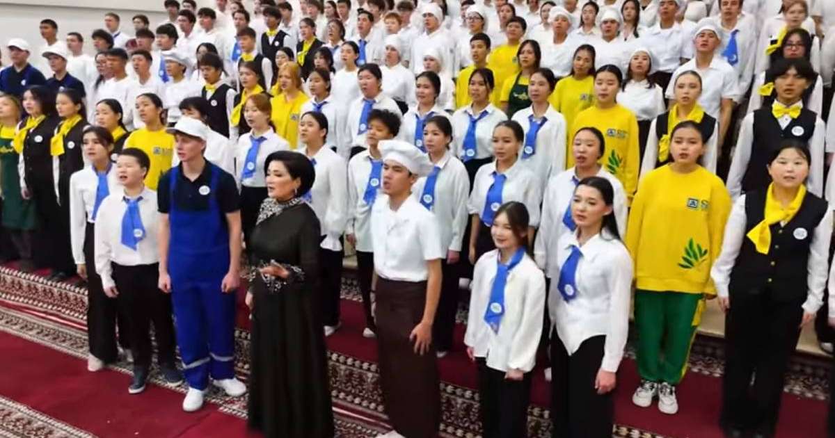 Жұмысшы мамандықтар жылы: Астанада «Еңбек адамы» әніне бейнебаян түсірілді - ВИДЕО