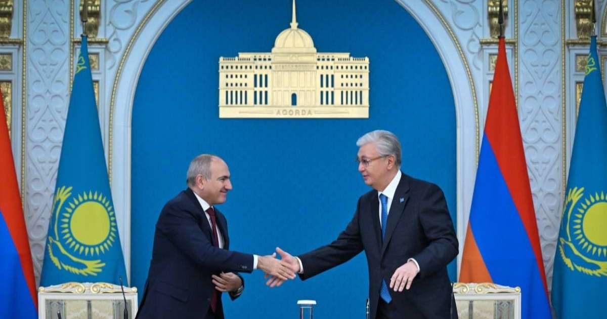 Никол Пашинян  Alem.ai ЖИ орталығының жұмысымен танысады