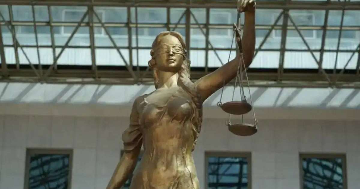 Алматыда қайырымдылық қорының басшысы жасөспірімге базарда қаражат жинатқан