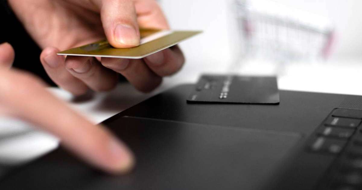 Полицейлер зейнеткерлерді алаяқтардан құтқарып қалды