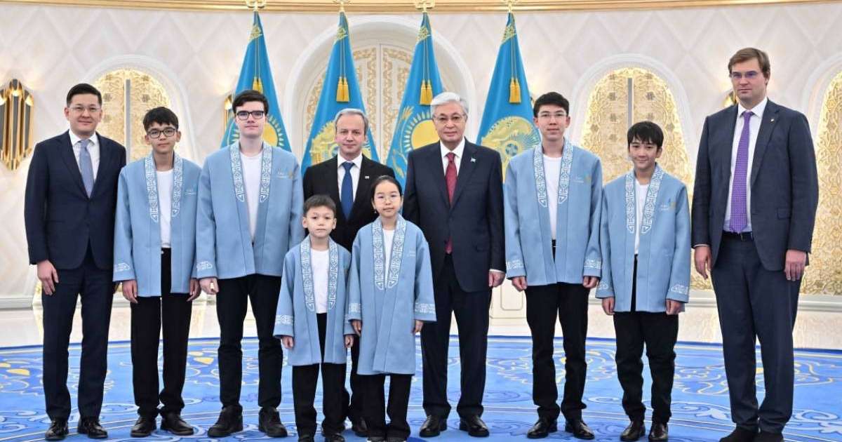 Мемлекет басшысы әлем біріншіліктерінде топ жарған жас шахматшылармен кездесті