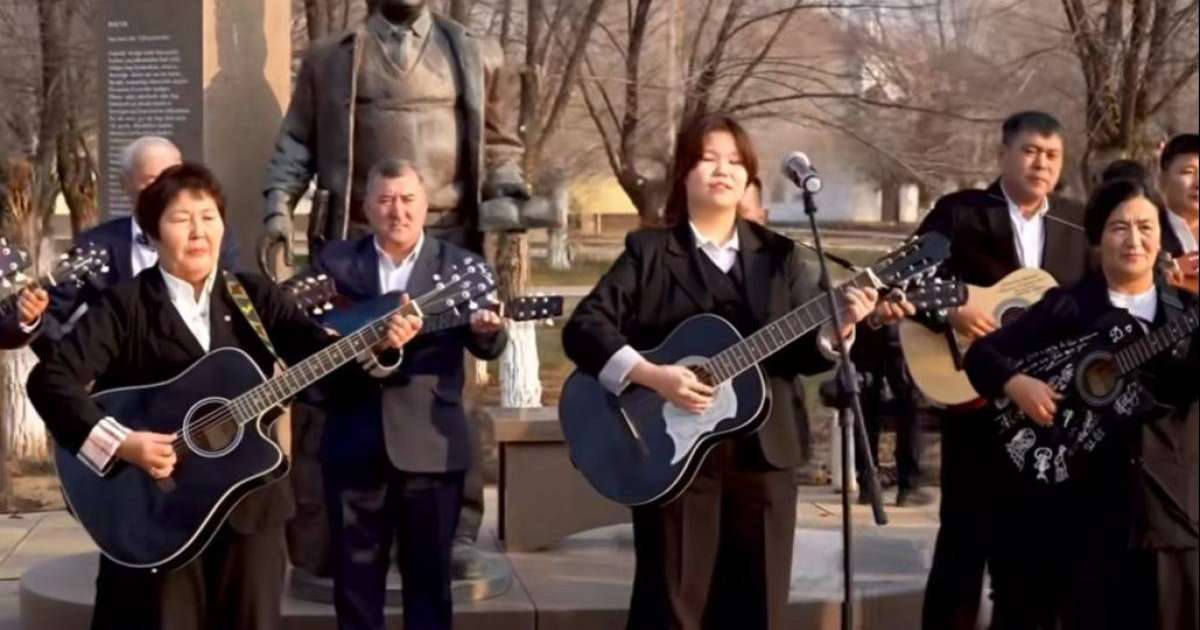 Атырауда 60 гитарашы бір мезетте Табылды Досымовтың әнін шырқады (ВИДЕО)