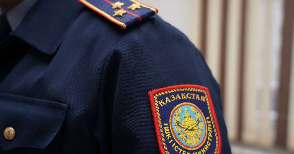 Елордада полицейлер көпқабатты үйден секірмек болған қызды құтқарды