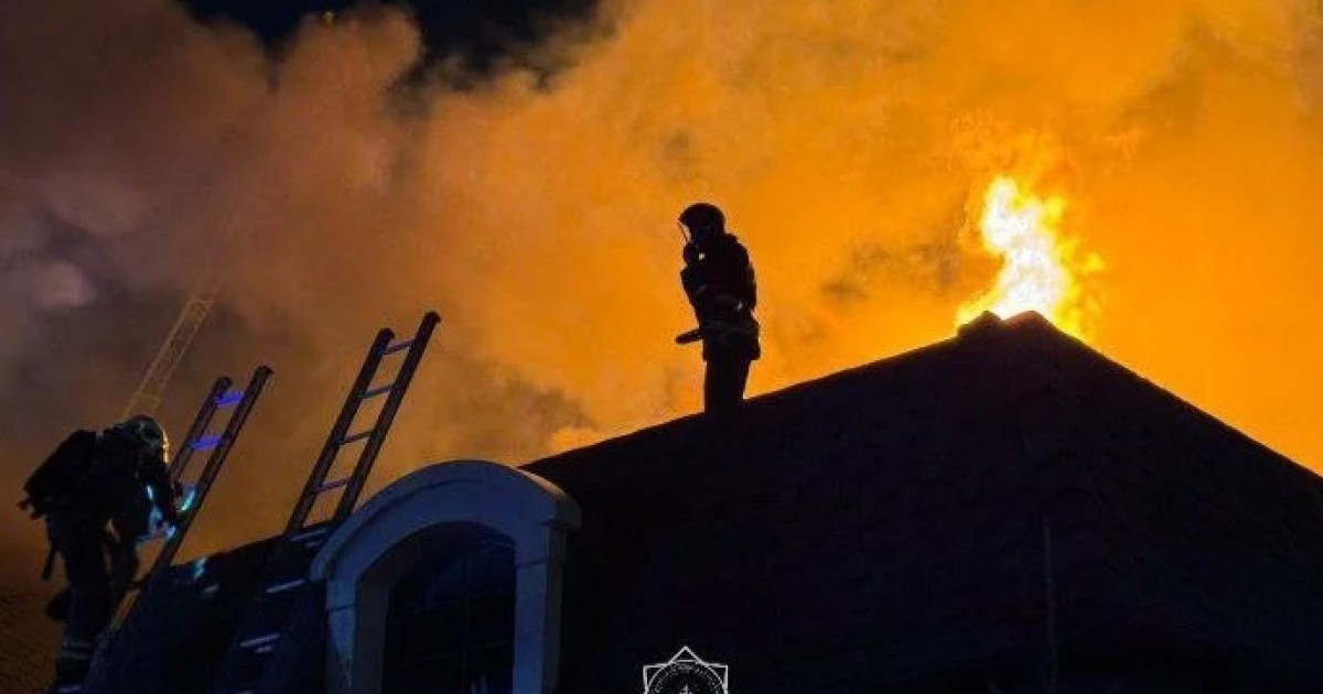 Елордада екі қабатты ғимараттан өрт шықты