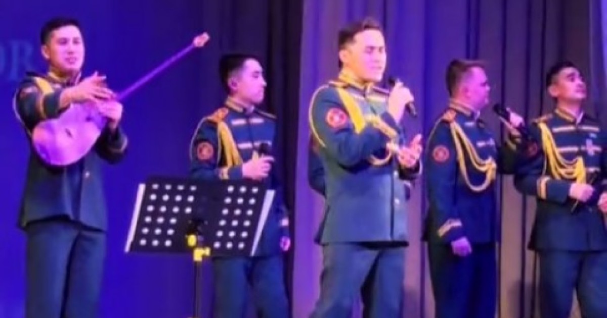 Ұлттық ұлан ерлер хоры домбыраның сүйемелдеуімен Linkin Park хитін орындады