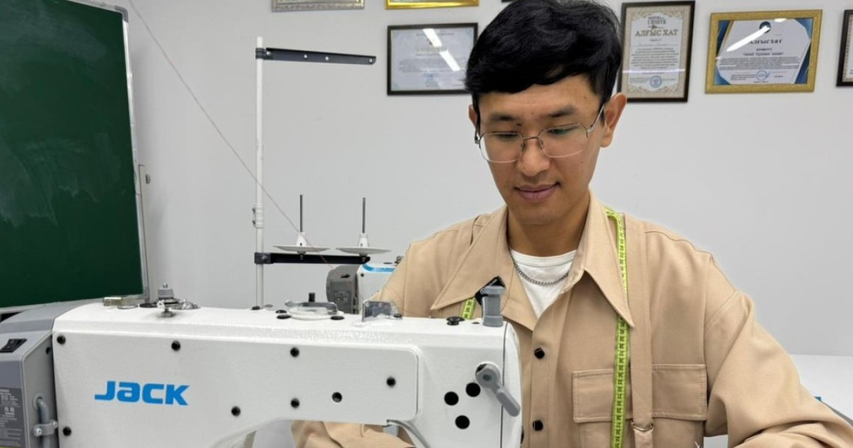 Астаналық тігінші жігіт 15 минутта бір киім тігеді