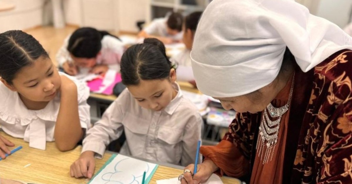 Астаналық әжелер оқушыларға жаңажылдық ойыншықтар жасауды үйретті