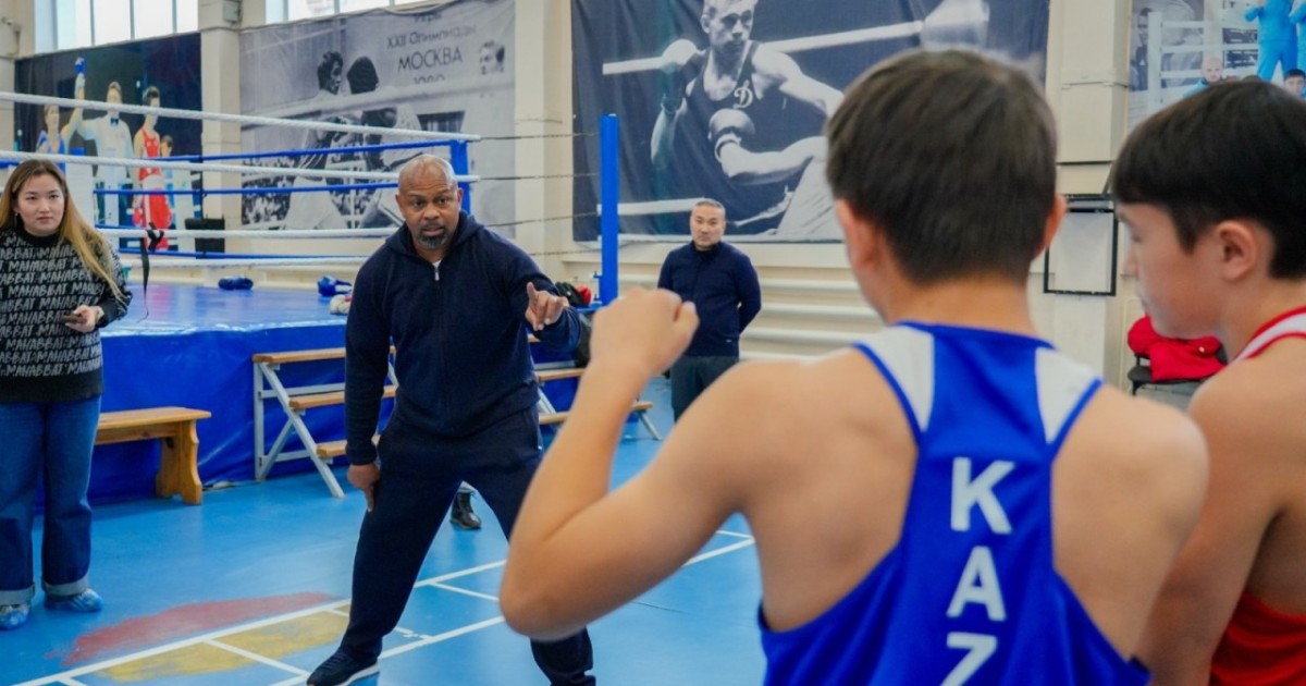 Әлемдік бокс жұлдызы Рой Джонс астаналық жас спортшыларға шеберлік дәрісін өткізді