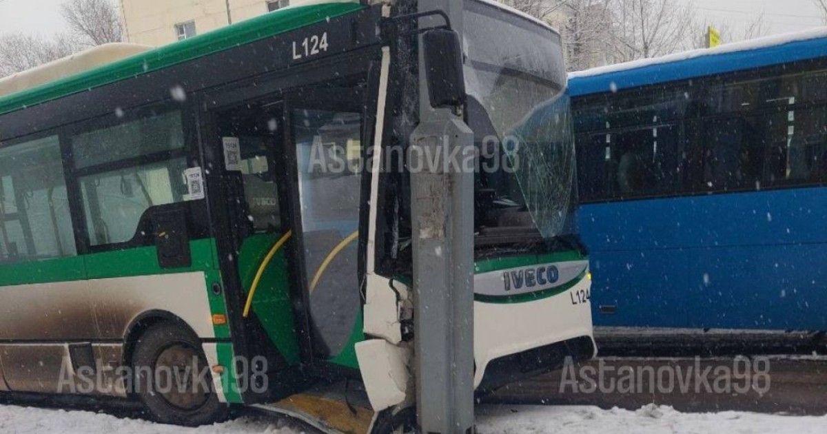 Астанада автобус жарық бағанына соғылды