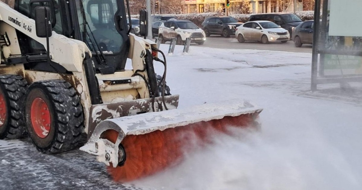 Бір түнде 23 мың текше метрден астам қар шығарылды: Астанада қар күреу жұмыстары үздіксіз жүргізіліп жатыр (ВИДЕО)