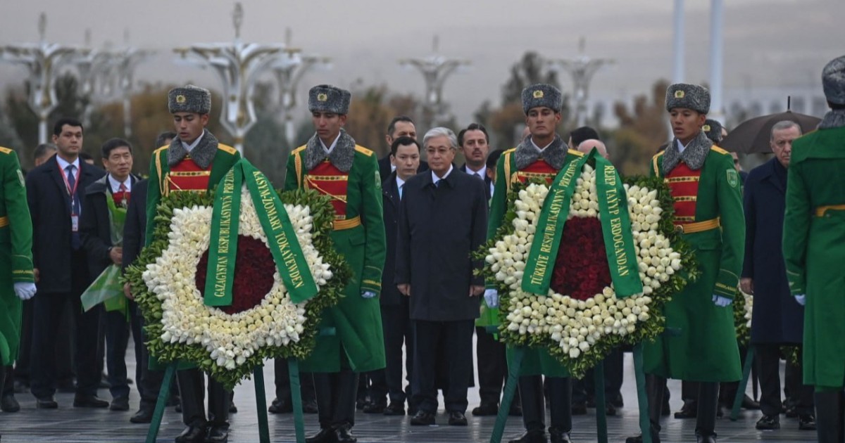Мемлекет басшысы Бейтараптық монументіне гүл шоғын қойды