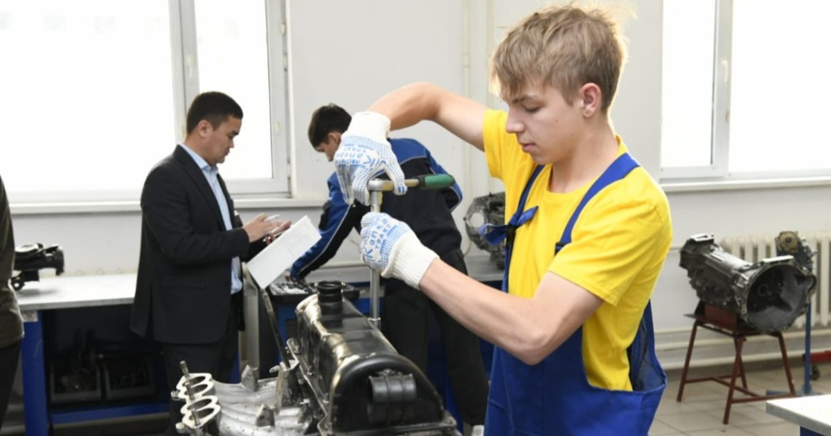 Жұмысшы мамандықтар жылы: елордалық колледж студенттері арасынан үздік слесарь анықталды